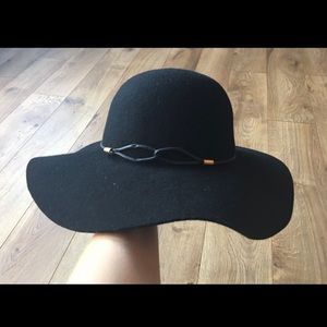 Tart black wool hat